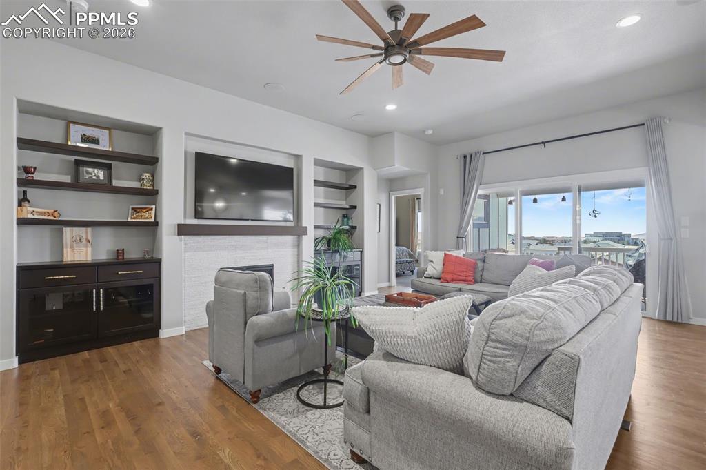 Image 11 of 50: Living Room