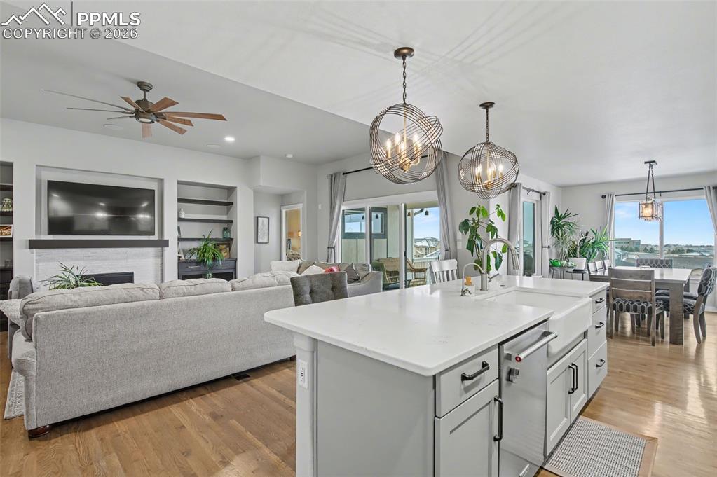 Image 12 of 50: Kitchen