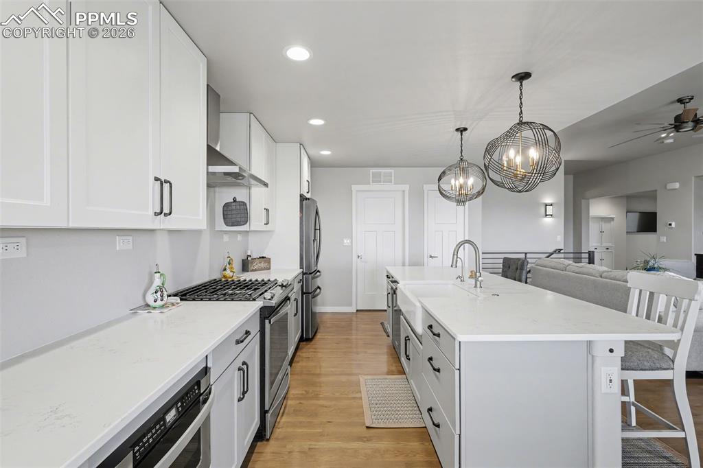 Image 14 of 50: Kitchen