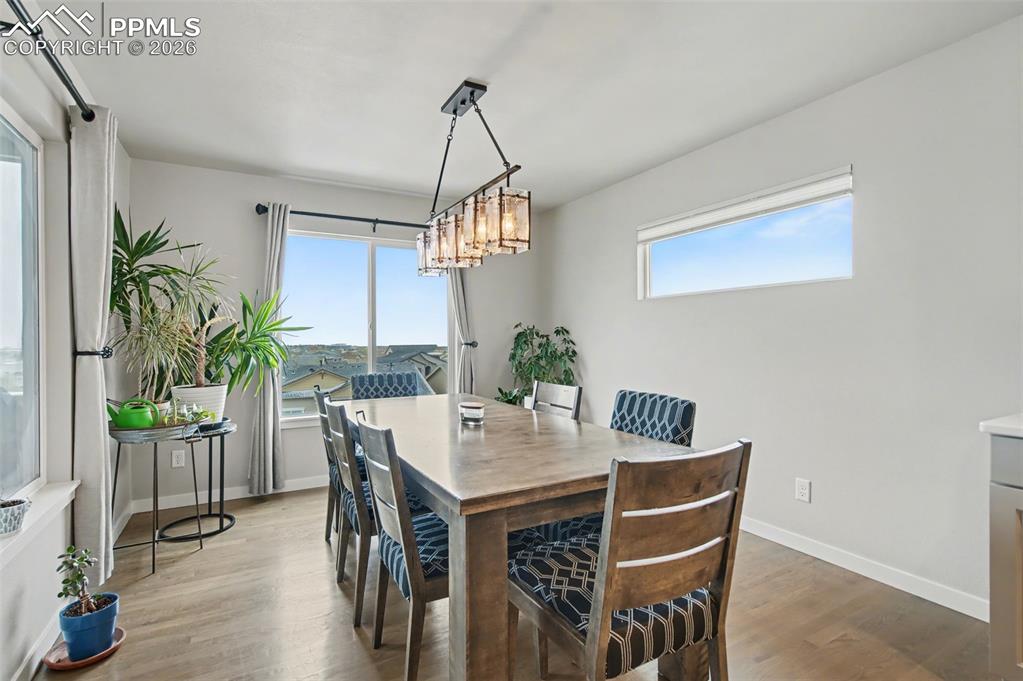 Image 16 of 50: Dining Area