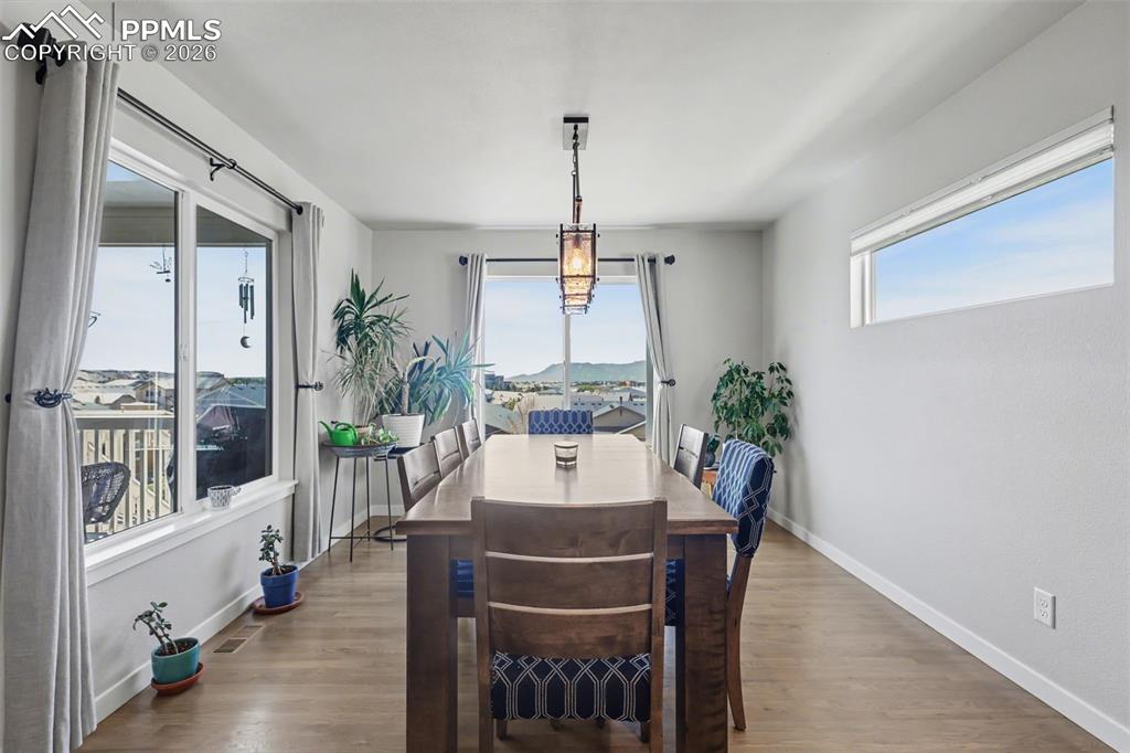 Image 17 of 50: Dining Area