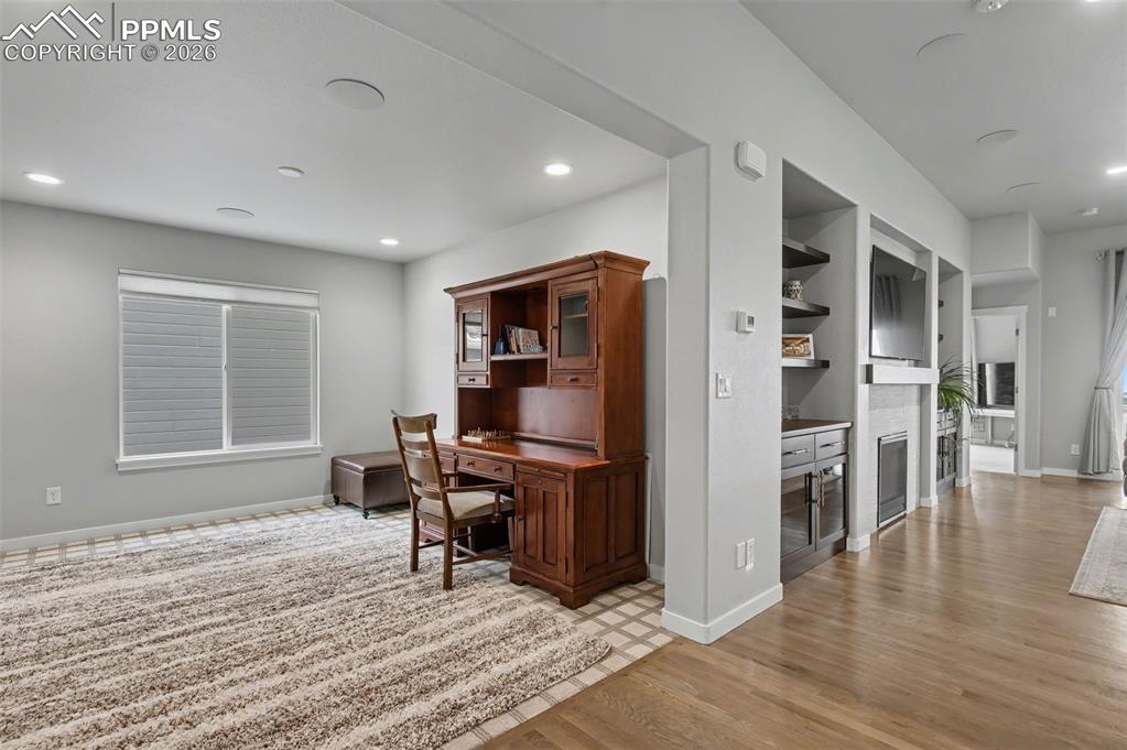 Image 19 of 50: Office