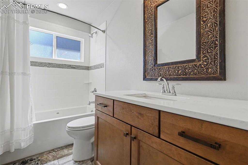 Image 22 of 50: Bathroom