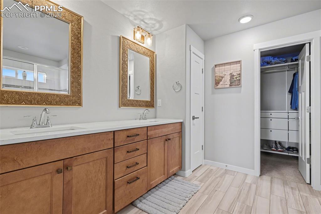 Image 26 of 50: Bathroom