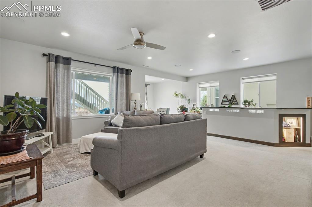 Image 33 of 50: Living Room