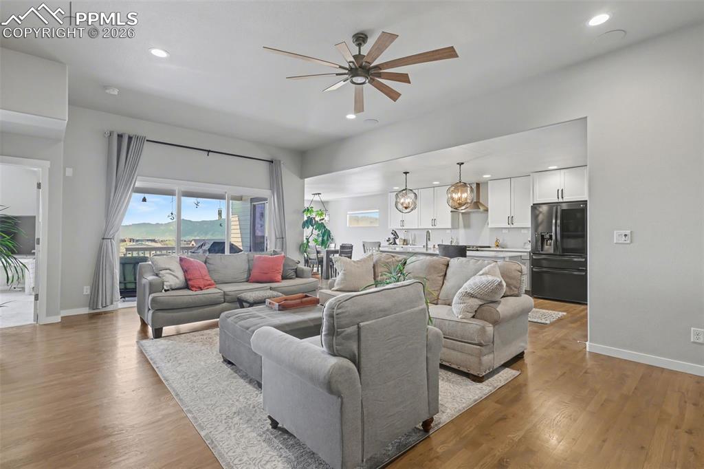 Image 6 of 50: Living Room