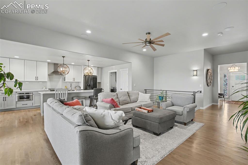 Image 7 of 50: Living Room