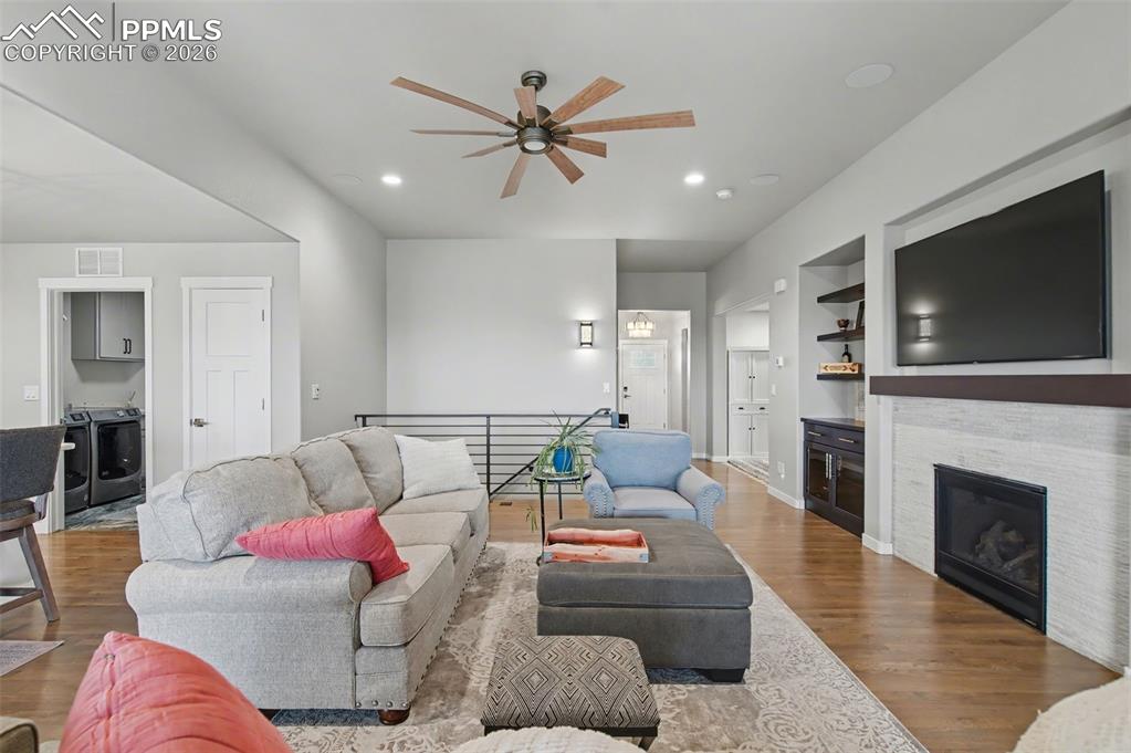 Image 8 of 50: Living Room