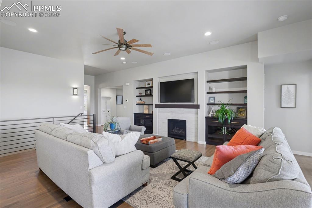 Image 9 of 50: Living Room