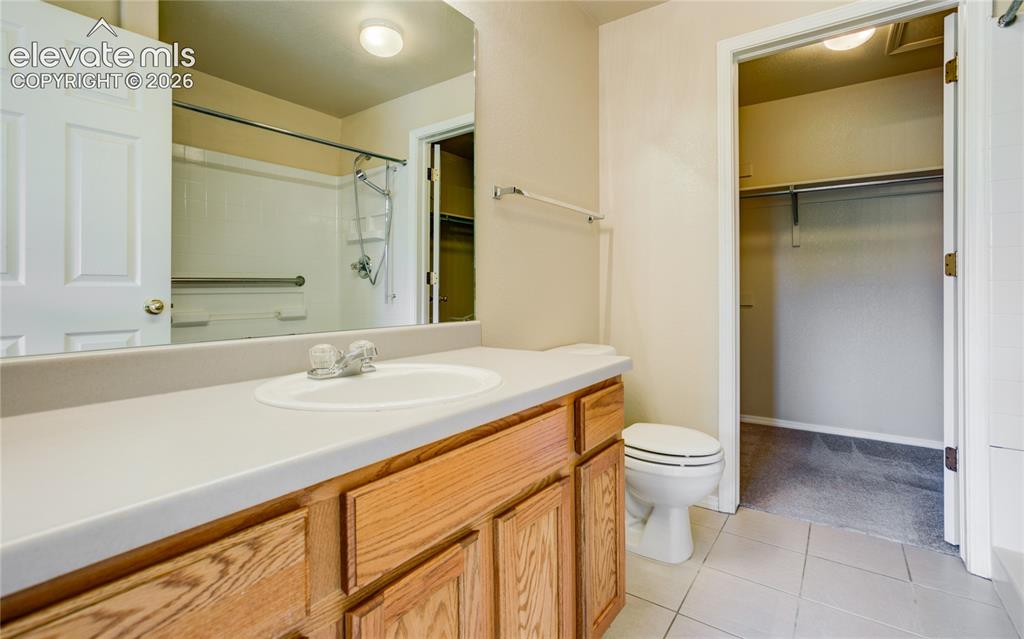 Image 10 of 19: Bathroom