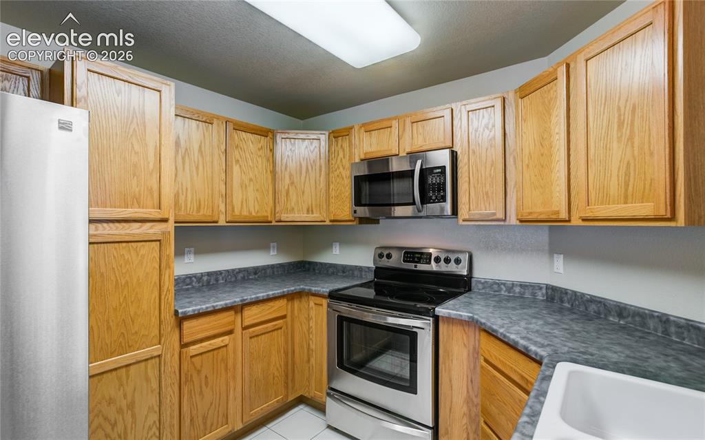 Image 17 of 19: Kitchen