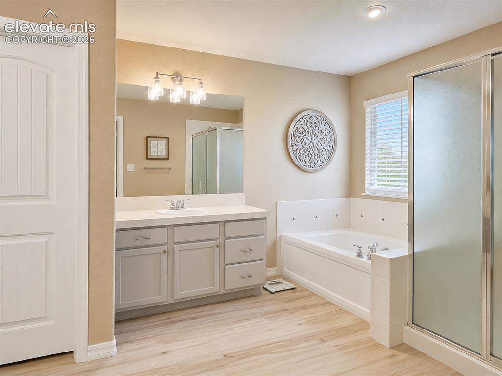 Image 14 of 32: Bathroom