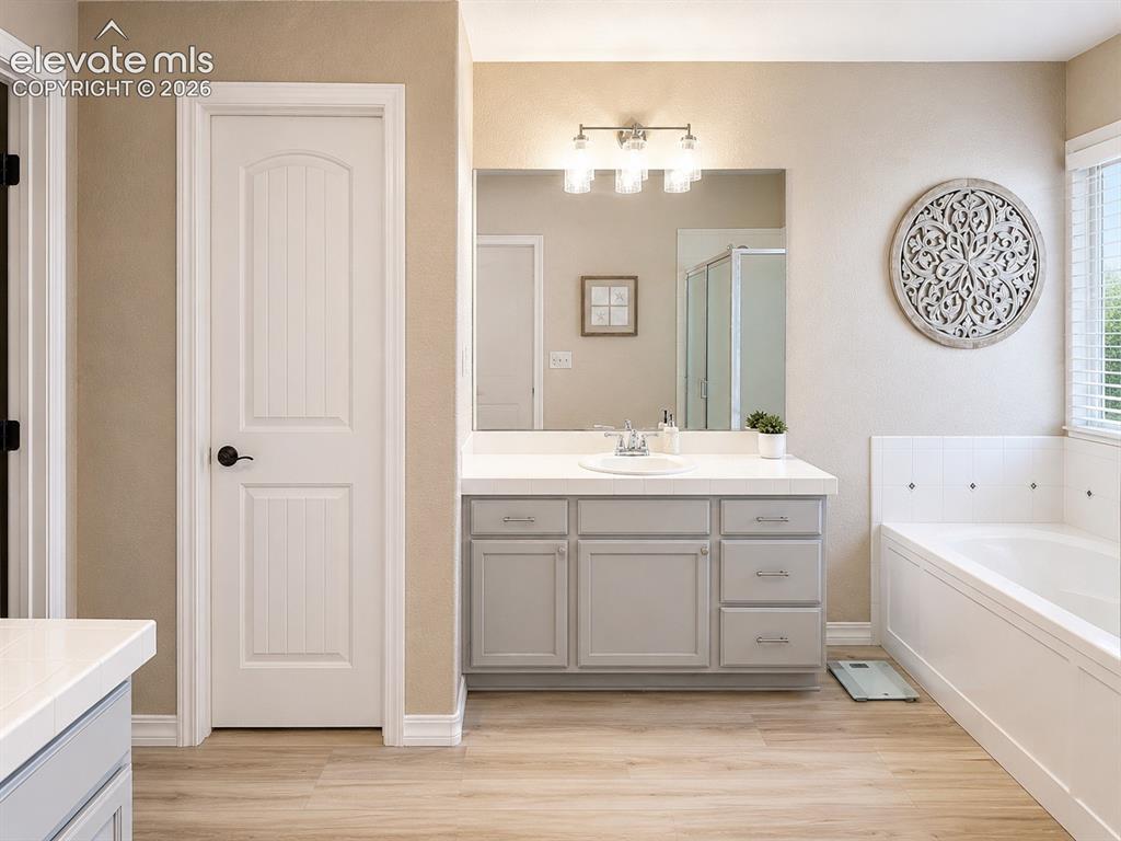 Image 15 of 32: Bathroom