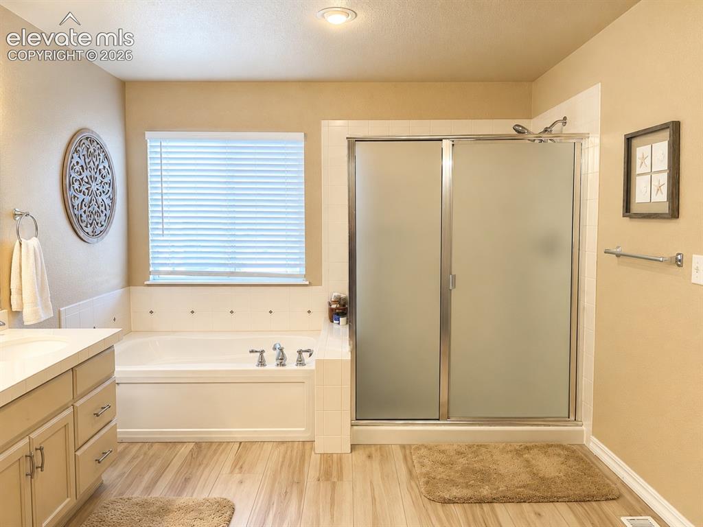 Image 16 of 32: Bathroom