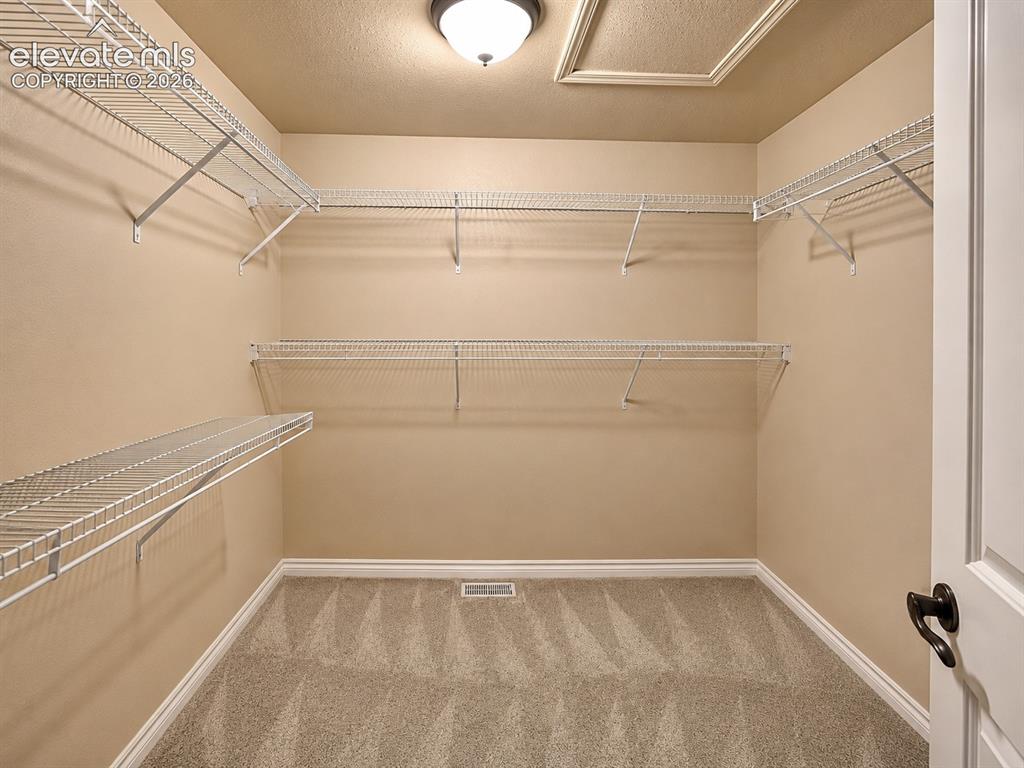 Image 17 of 32: Closet