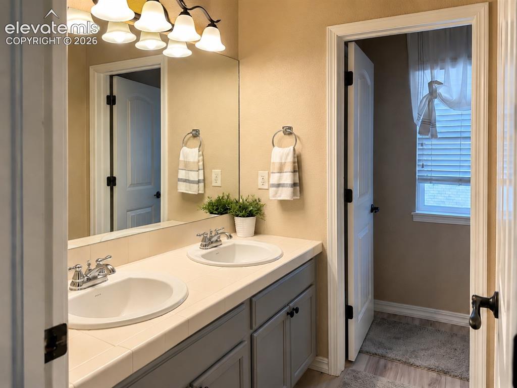 Image 19 of 32: Bathroom