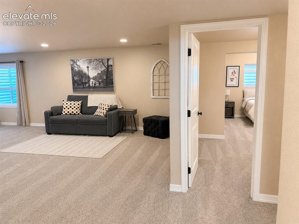 Image 22 of 32: Living Room