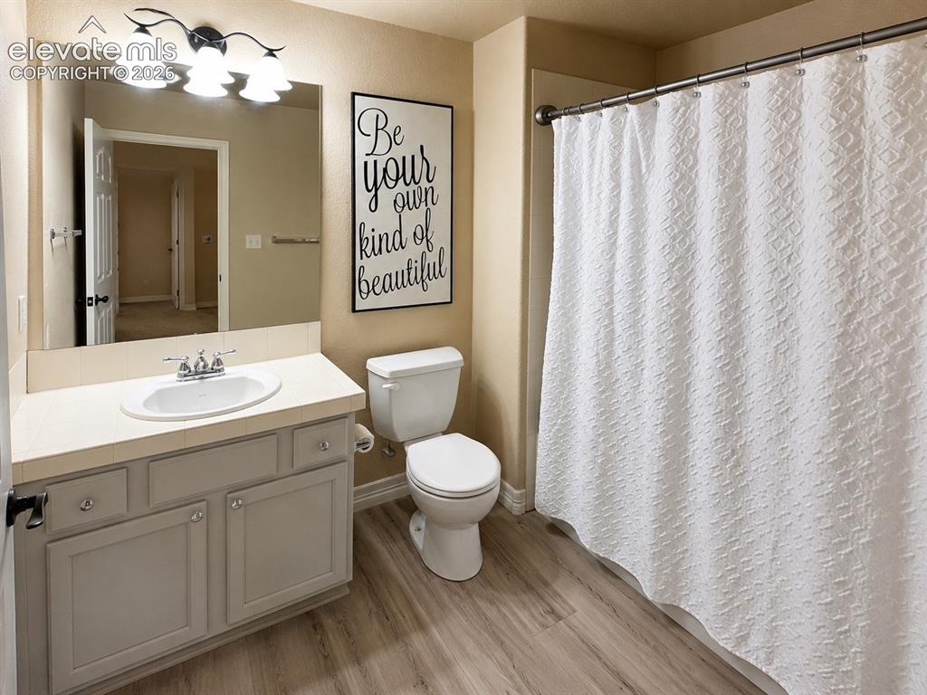 Image 26 of 32: Bathroom