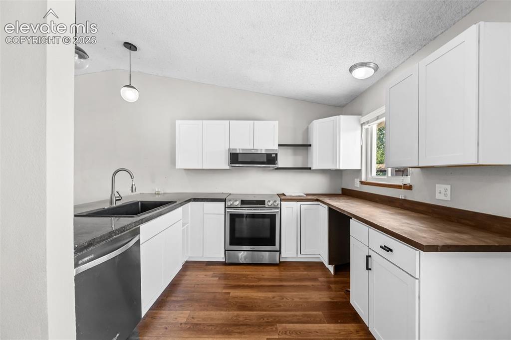 Image 10 of 38: Kitchen