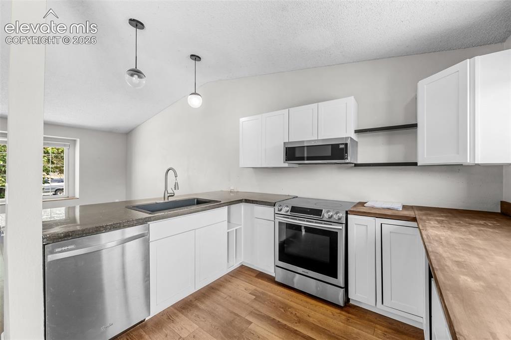 Image 11 of 38: Kitchen