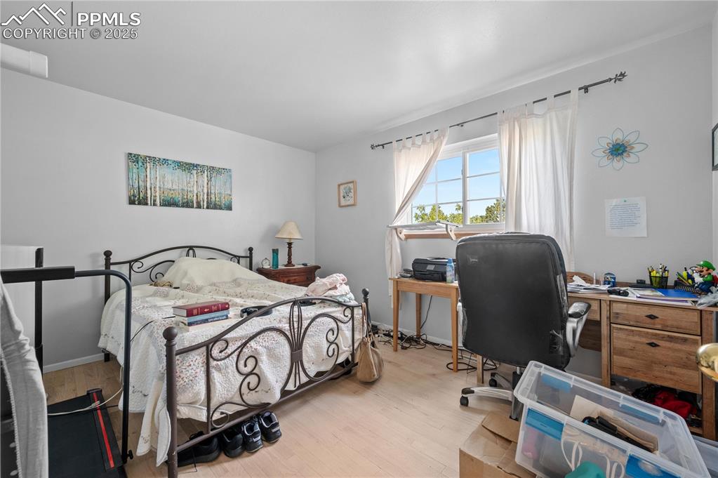 Image 7 of 17: Bedroom