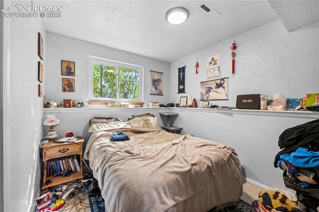 Image 9 of 17: Bedroom