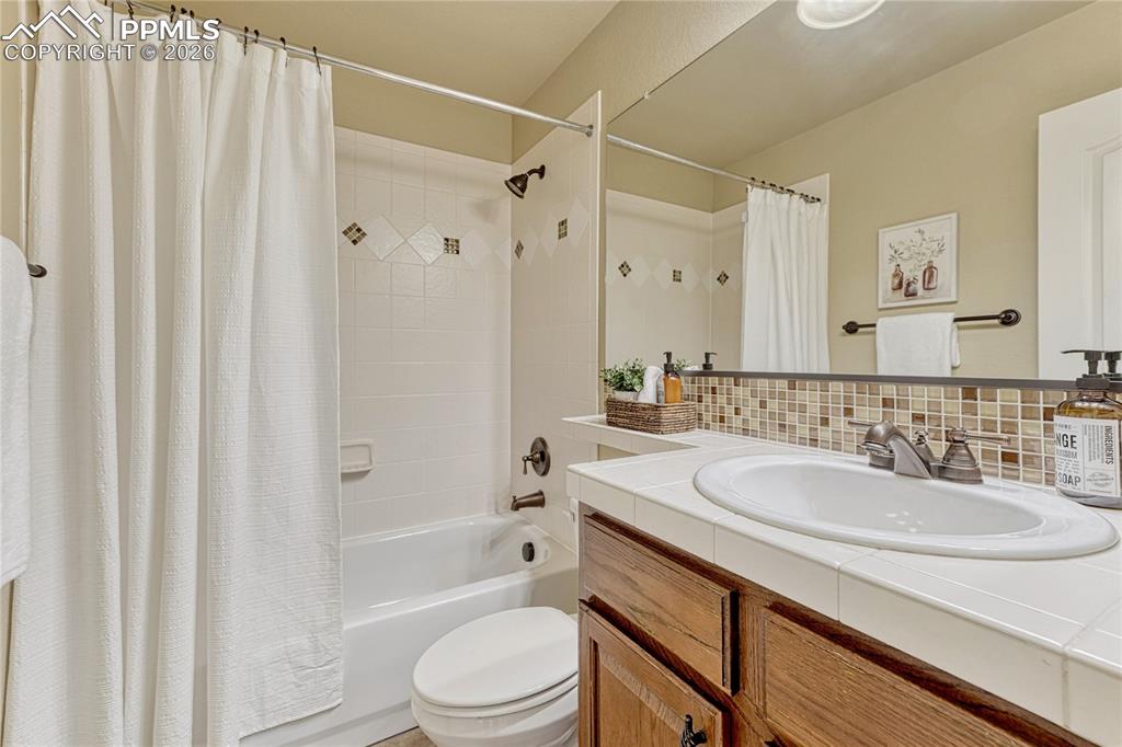 Image 32 of 50: The five-piece ensuite bathroom guarantees you