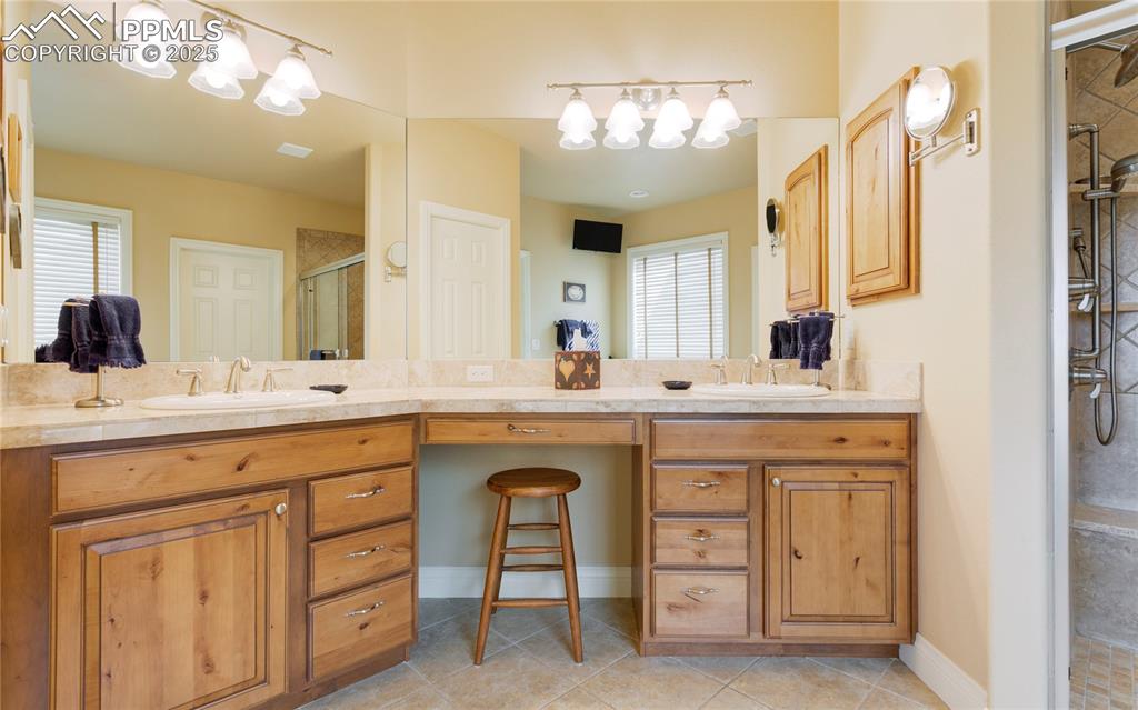 Image 19 of 36: Bathroom