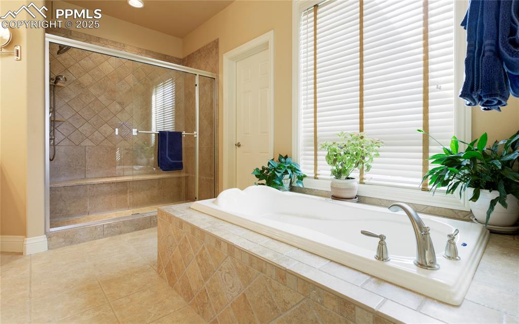Image 20 of 36: Bathroom