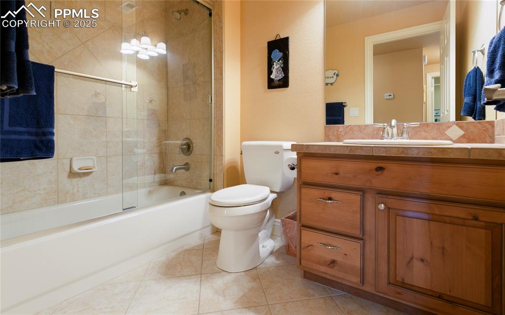 Image 29 of 36: Bathroom