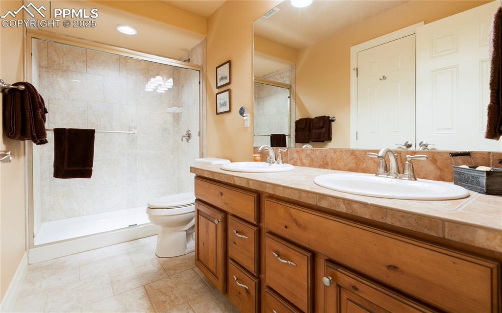 Image 30 of 36: Bathroom