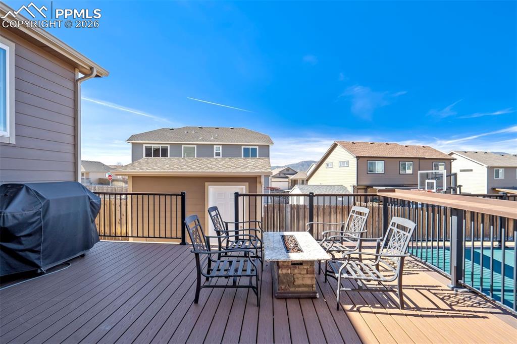 Image 45 of 50: Deck