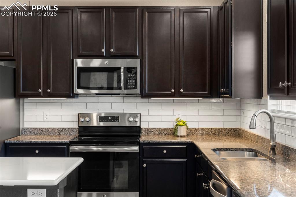 Image 10 of 30: Kitchen