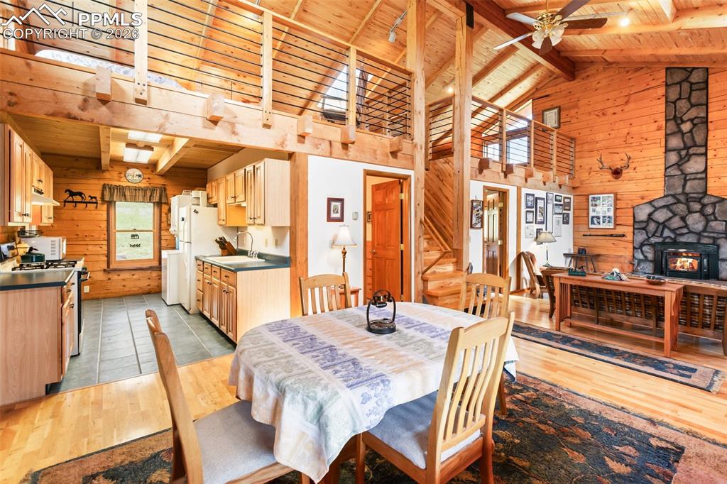 Image 10 of 27: Dining Area