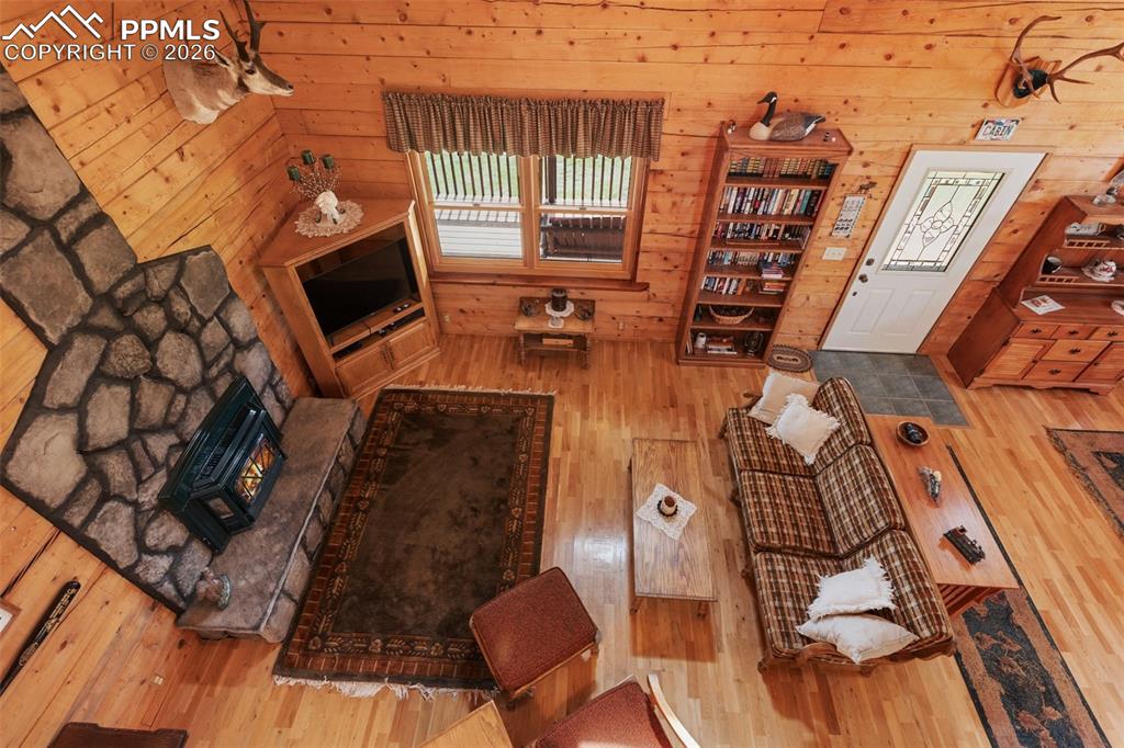 Image 17 of 27: Living Room