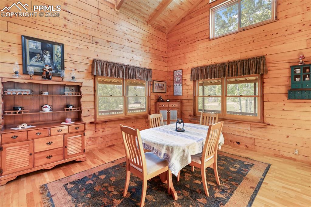 Image 18 of 27: Dining Area