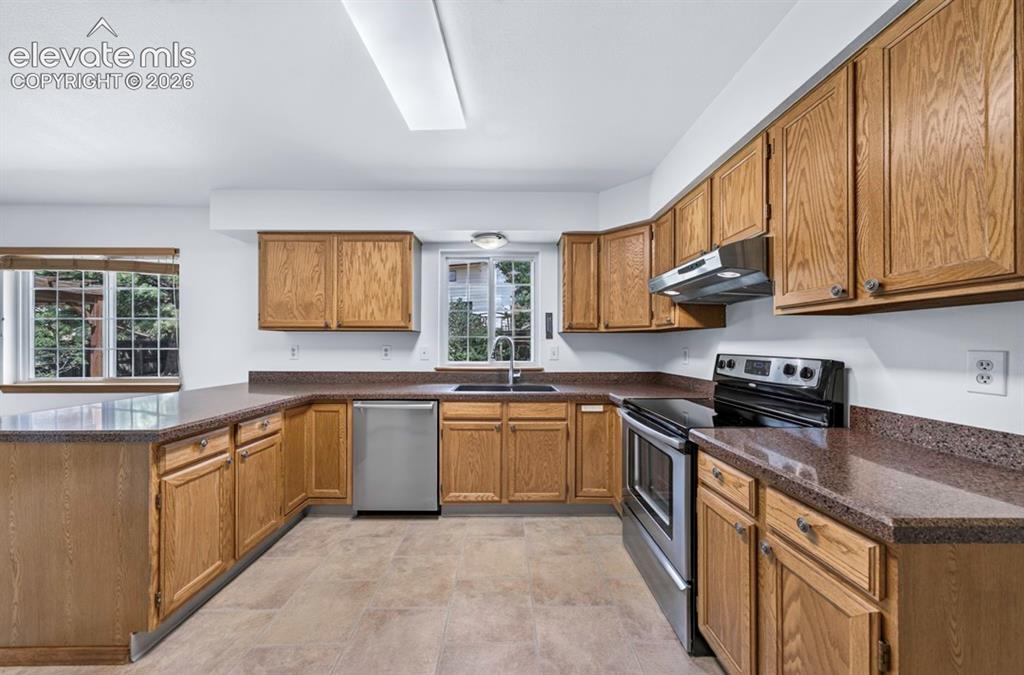 Image 10 of 40: Kitchen