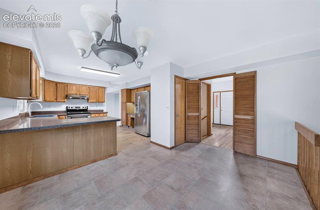 Image 12 of 40: Breakfast bar & eating area