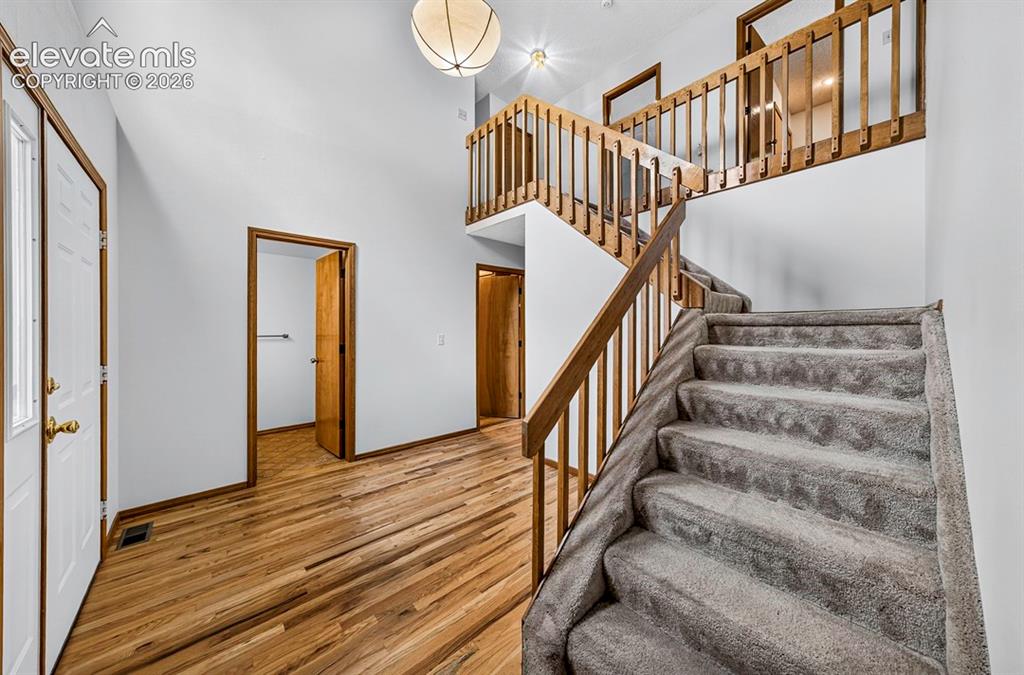 Image 4 of 40: Entryway