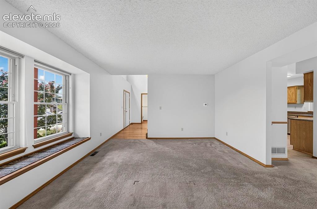 Image 5 of 40: floorLiving room