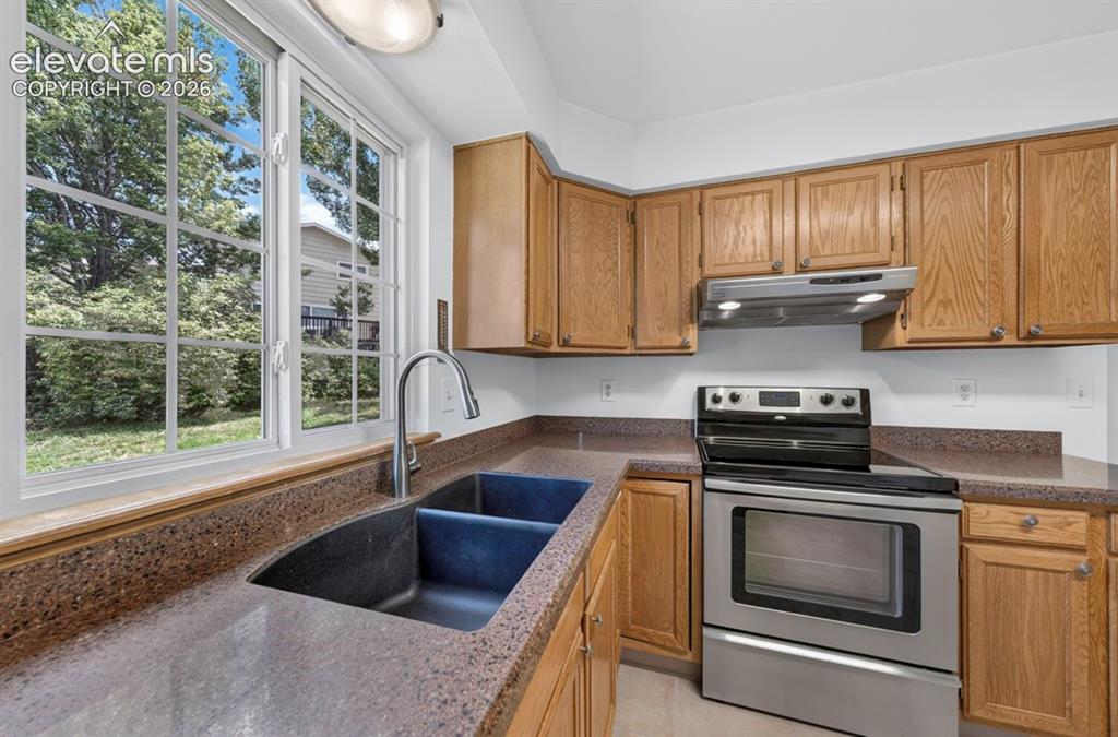 Image 8 of 40: Kitchen