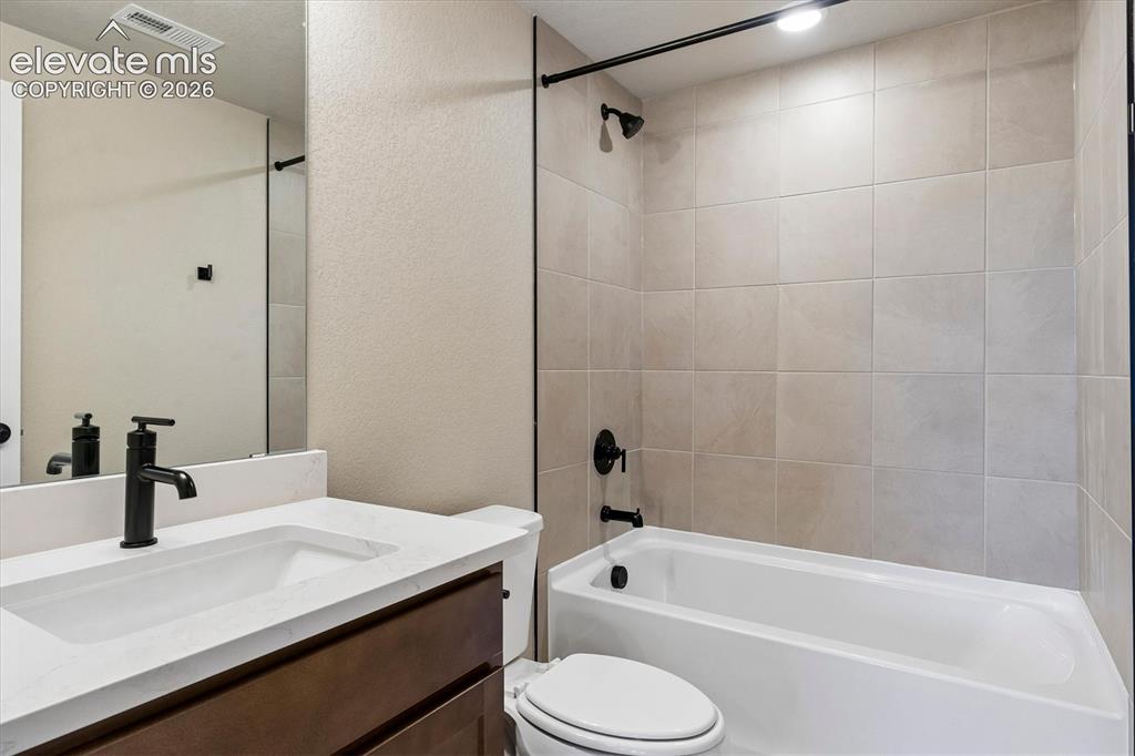 Image 17 of 23: Bathroom