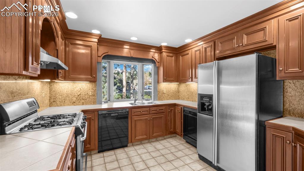 Image 18 of 46: Kitchen