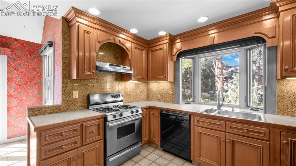 Image 19 of 46: Kitchen