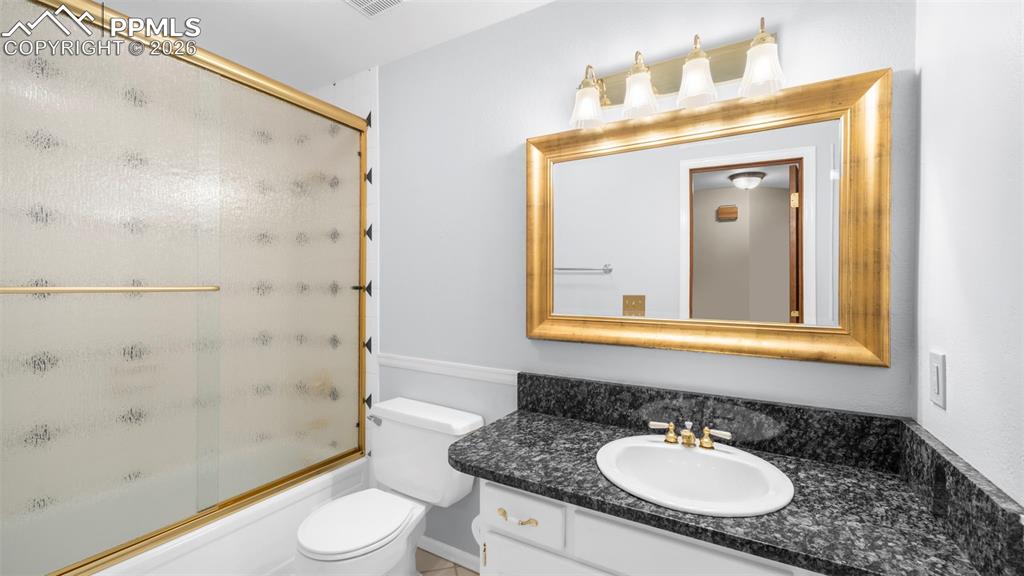 Image 20 of 46: Bathroom