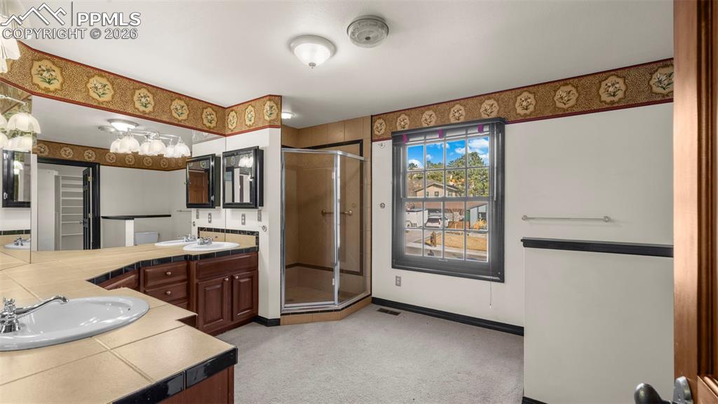 Image 23 of 46: Bathroom