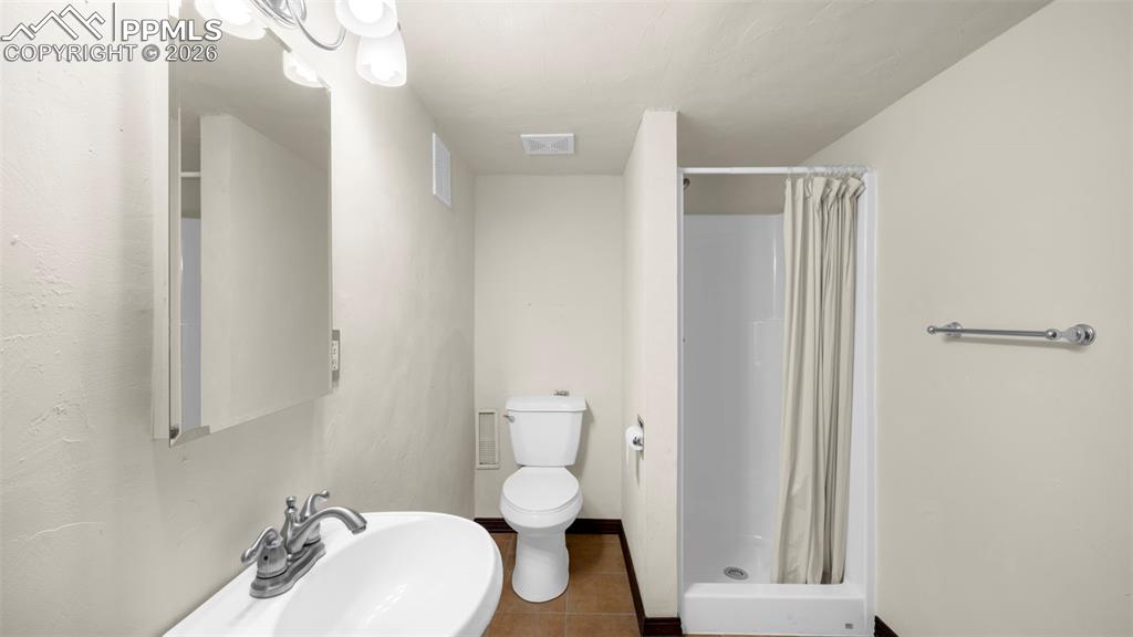 Image 30 of 46: Bathroom