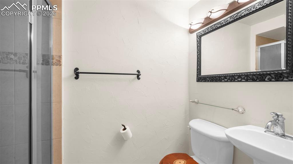 Image 34 of 46: Bathroom