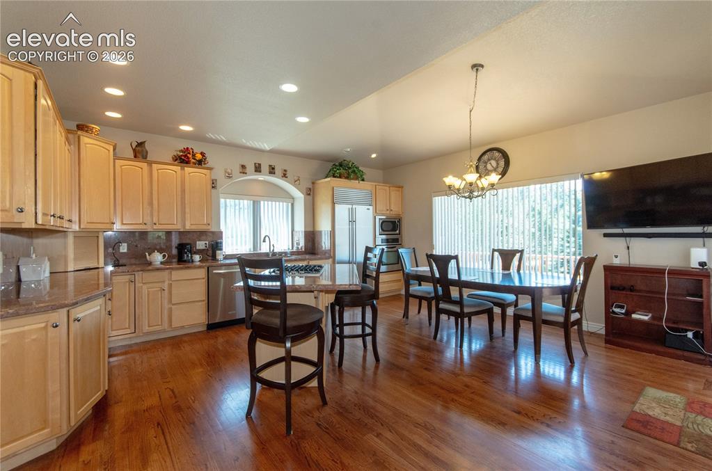 Image 10 of 50: Kitchen