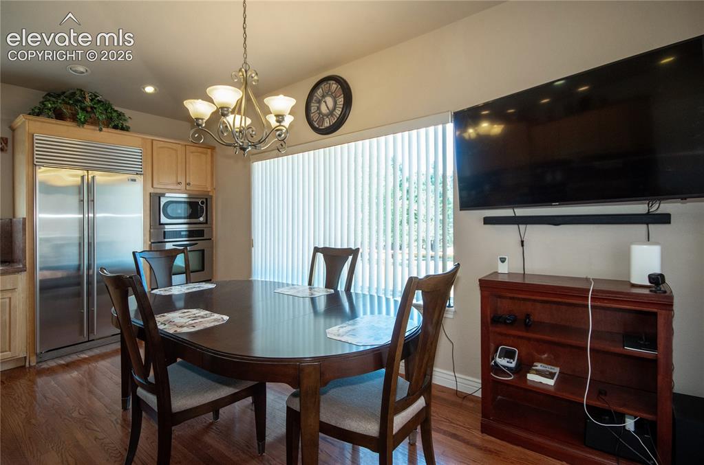 Image 13 of 50: Dining Area